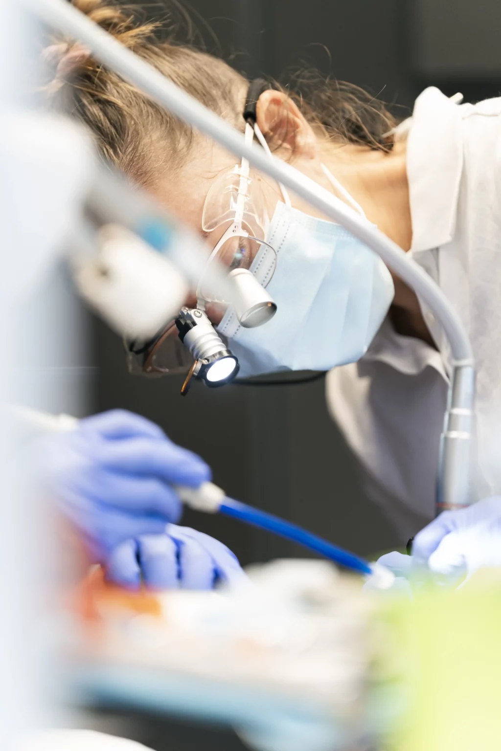 Patient wird von Zahnärtzin untersucht.